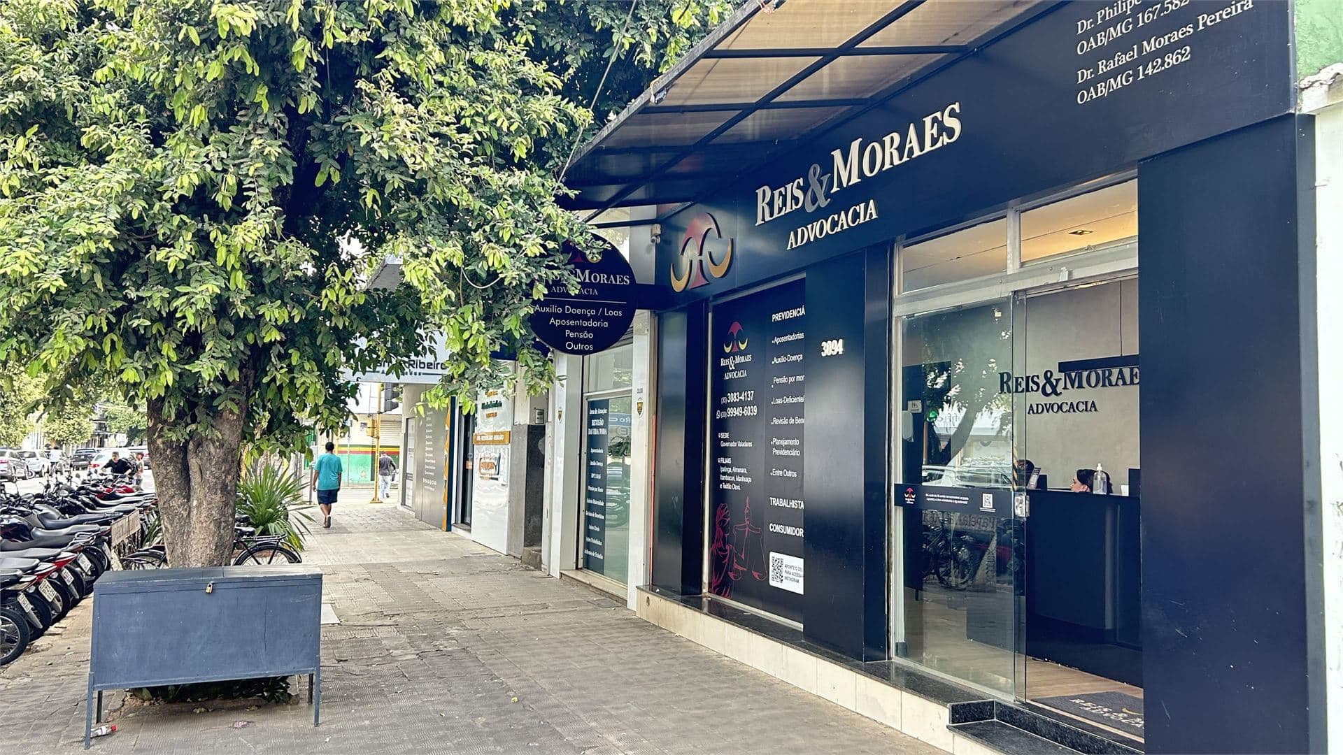 Fachada e ambiente de atendimento da Reis & Moraes Advocacia